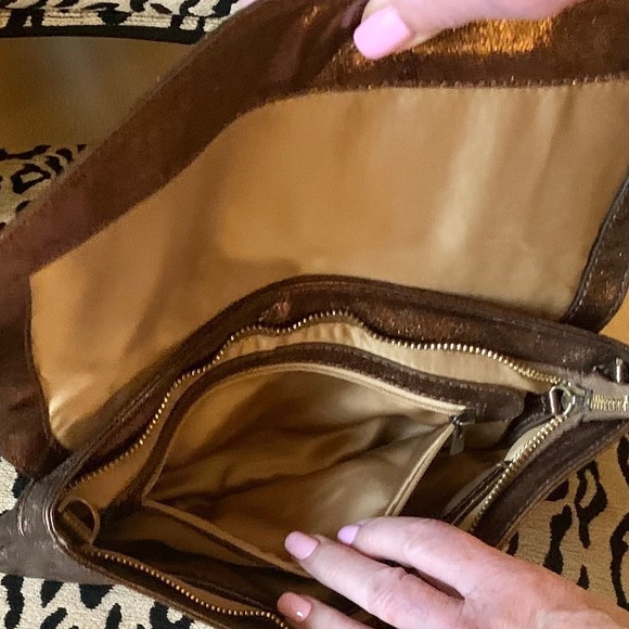 NWOT BEAUTIFUL BRONZE COLORED CLUTCH. 2COMPARTMENTS PLUS ZIPPER COMPARTMENT. - Picture 6 of 9